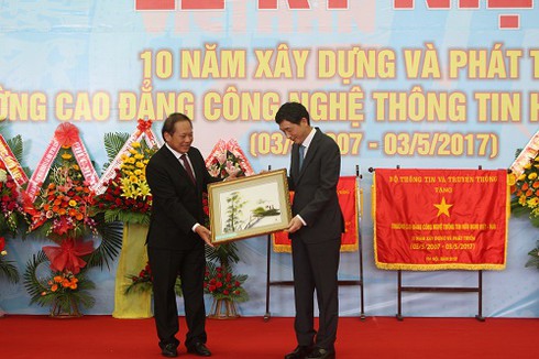 Bộ trưởng Bộ TT&TT giao 5 nhiệm vụ mới cho Cao đẳng Việt-Hàn - ảnh 6