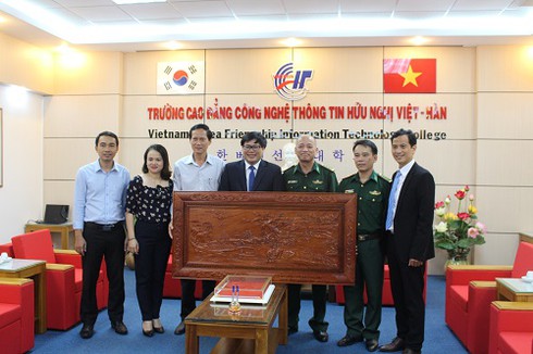 Bộ trưởng Bộ TT&TT giao 5 nhiệm vụ mới cho Cao đẳng Việt-Hàn - ảnh 10