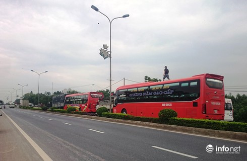 Tai nạn liên hoàn trên Quốc lộ 1A, hơn 20 hành khách kẹt hàng giờ trong xe - ảnh 1