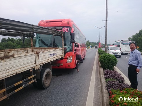 Tai nạn liên hoàn trên Quốc lộ 1A, hơn 20 hành khách kẹt hàng giờ trong xe - ảnh 3