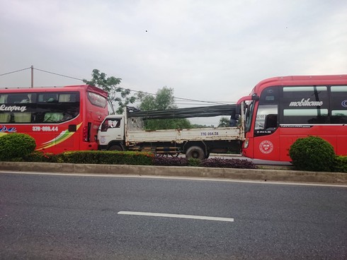 Tai nạn liên hoàn trên Quốc lộ 1A, hơn 20 hành khách kẹt hàng giờ trong xe - ảnh 2