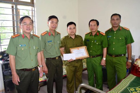 Huế: Thưởng nóng trưởng CA xã vụ “can anh trai đánh vợ, em bị anh đâm chết” - ảnh 1