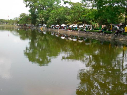 Hàng trăm “cần thủ” đua tài săn cá tại hồ Bán Nguyệt - ảnh 1