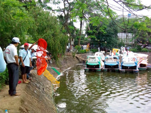 Hàng trăm “cần thủ” đua tài săn cá tại hồ Bán Nguyệt - ảnh 4