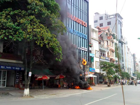 Hà Nội: Cháy tan hoang cột điện, xe máy trên đường Nguyễn Khang - ảnh 1