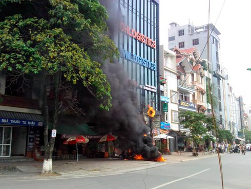 Hà Nội: Cháy tan hoang cột điện, xe máy trên đường Nguyễn Khang - ảnh 1