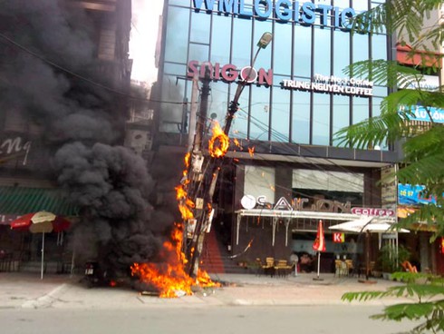Hà Nội: Cháy tan hoang cột điện, xe máy trên đường Nguyễn Khang - ảnh 2