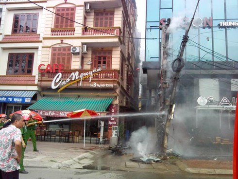 Hà Nội: Cháy tan hoang cột điện, xe máy trên đường Nguyễn Khang - ảnh 4