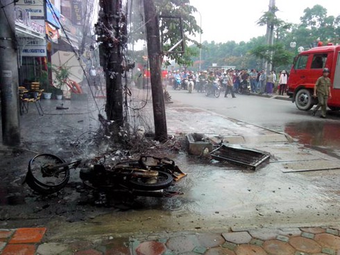 Hà Nội: Cháy tan hoang cột điện, xe máy trên đường Nguyễn Khang - ảnh 5