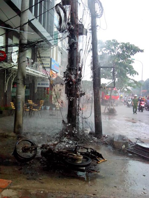 Hà Nội: Cháy tan hoang cột điện, xe máy trên đường Nguyễn Khang - ảnh 6