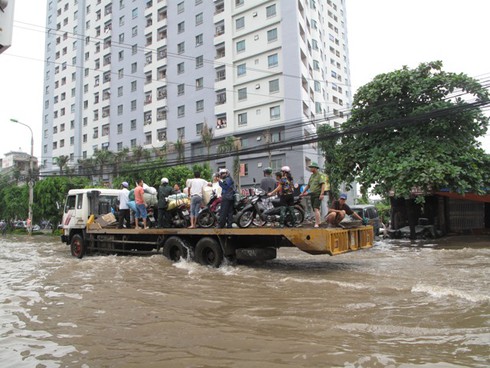 Hà Nội ngập: Kiếm bộn tiền nhờ ... lụt lội - ảnh 4