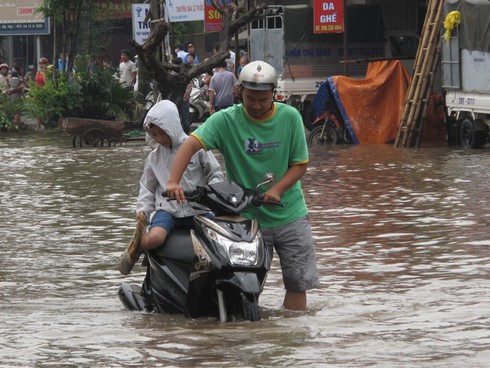 Hà Nội ngập: Kiếm bộn tiền nhờ ... lụt lội - ảnh 5