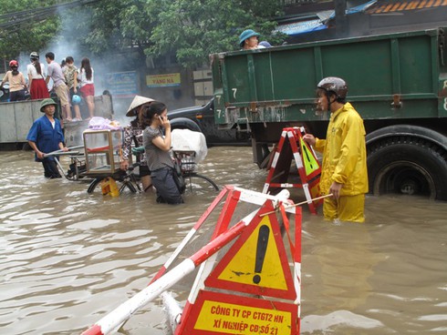 Hà Nội ngập: Kiếm bộn tiền nhờ ... lụt lội - ảnh 8