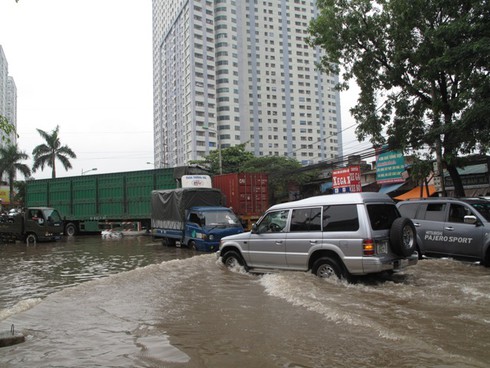 Hà Nội ngập: Kiếm bộn tiền nhờ ... lụt lội - ảnh 9
