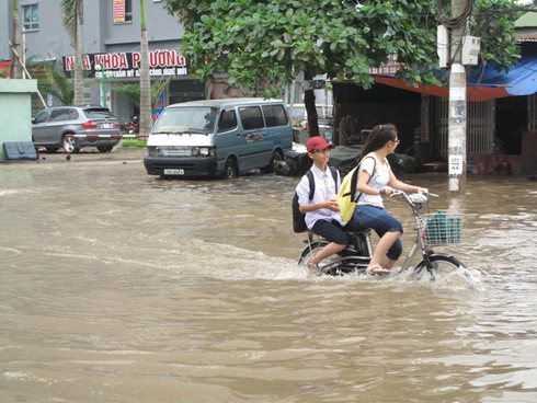 Hà Nội ngập: Kiếm bộn tiền nhờ ... lụt lội - ảnh 10