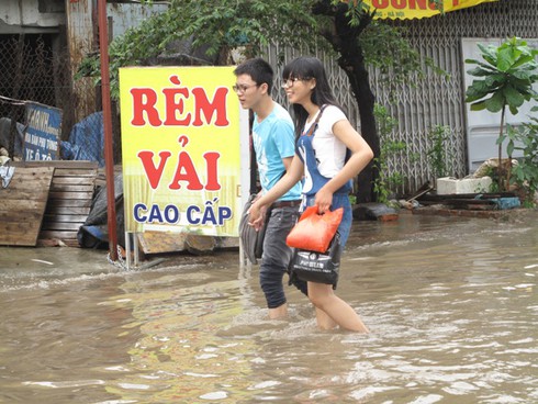 Hà Nội ngập: Kiếm bộn tiền nhờ ... lụt lội - ảnh 11