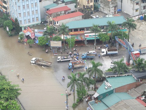 Hà Nội ngập: Kiếm bộn tiền nhờ ... lụt lội - ảnh 14