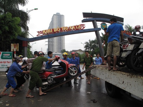 Hà Nội ngập: Kiếm bộn tiền nhờ ... lụt lội - ảnh 6