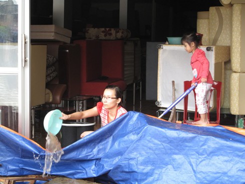 Hà Nội ngập: Kiếm bộn tiền nhờ ... lụt lội - ảnh 12