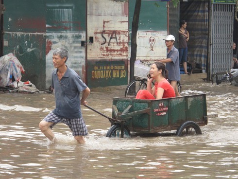 Hà Nội ngập: Kiếm bộn tiền nhờ ... lụt lội - ảnh 7