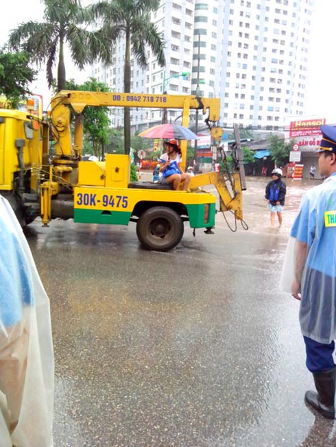 Hà Nội ngập: Kiếm bộn tiền nhờ ... lụt lội - ảnh 17
