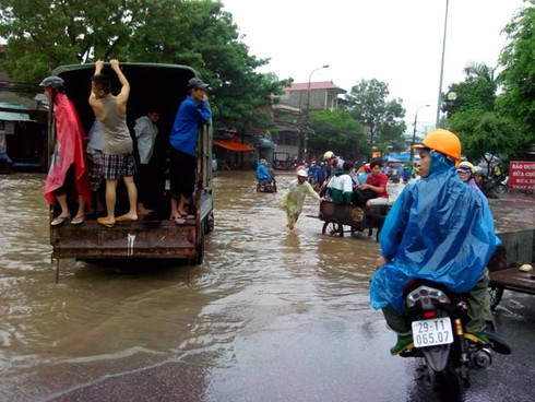 Hà Nội ngập: Kiếm bộn tiền nhờ ... lụt lội - ảnh 15