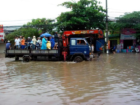 Hà Nội ngập: Kiếm bộn tiền nhờ ... lụt lội - ảnh 16