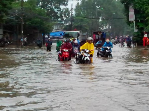 Hà Nội ngập: Kiếm bộn tiền nhờ ... lụt lội - ảnh 20