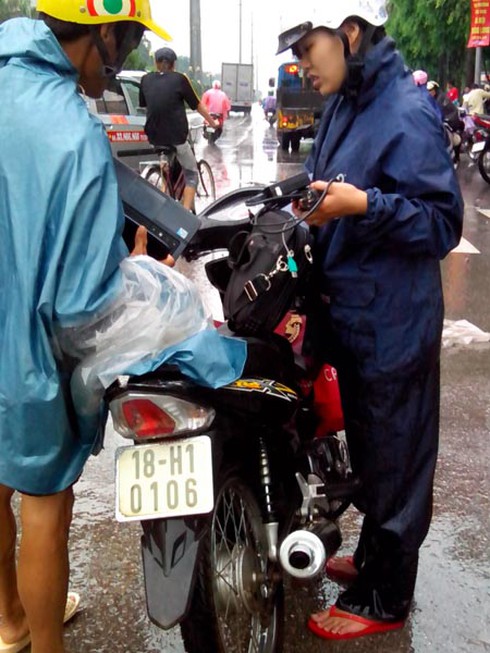 Hà Nội ngập: Kiếm bộn tiền nhờ ... lụt lội - ảnh 21