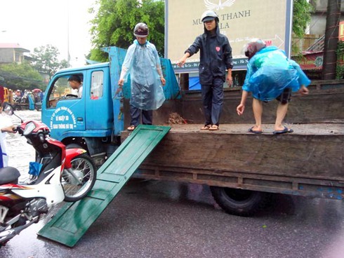 Hà Nội ngập: Kiếm bộn tiền nhờ ... lụt lội - ảnh 23