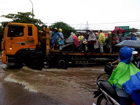 Hà Nội ngập: Kiếm bộn tiền nhờ ... lụt lội - ảnh 18