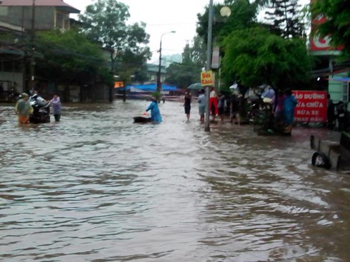 Hà Nội ngập: Kiếm bộn tiền nhờ ... lụt lội - ảnh 19