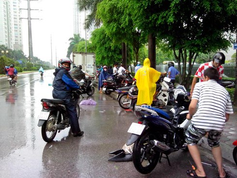 Hà Nội ngập: Kiếm bộn tiền nhờ ... lụt lội - ảnh 22