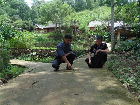 Trưởng bản vận động nông dân xây dựng NTM - ảnh 1