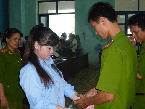 Luật sư vắng mặt vô cớ, hoãn xử nhân viên SHB chiếm đoạt tiền tỉ - ảnh 1