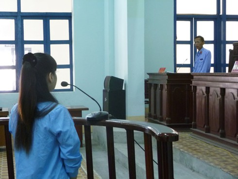 Luật sư vắng mặt vô cớ, hoãn xử nhân viên SHB chiếm đoạt tiền tỉ - ảnh 2