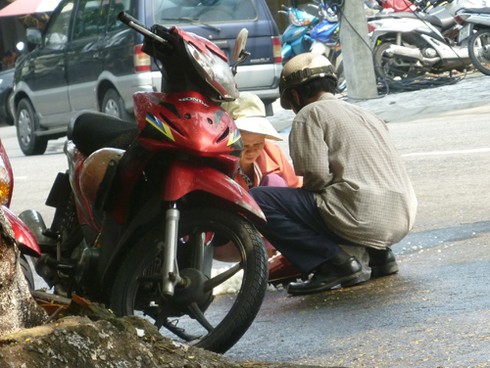 Đà Nẵng: Kinh hãi hốt cơm đổ giữa đường bán cho khách! - ảnh 1