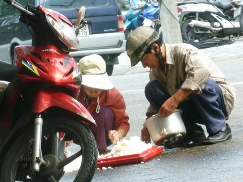 Đà Nẵng: Kinh hãi hốt cơm đổ giữa đường bán cho khách! - ảnh 2