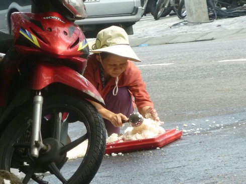 Đà Nẵng: Kinh hãi hốt cơm đổ giữa đường bán cho khách! - ảnh 3