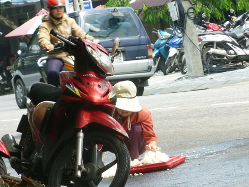 Đà Nẵng: Kinh hãi hốt cơm đổ giữa đường bán cho khách! - ảnh 4