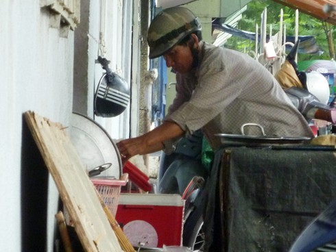 Đà Nẵng: Kinh hãi hốt cơm đổ giữa đường bán cho khách! - ảnh 6