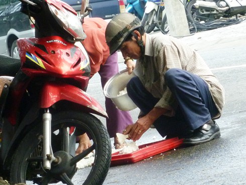 Đà Nẵng: Kinh hãi hốt cơm đổ giữa đường bán cho khách! - ảnh 7