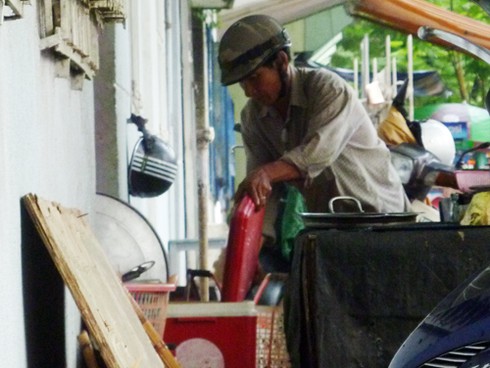 Đà Nẵng: Kinh hãi hốt cơm đổ giữa đường bán cho khách! - ảnh 8