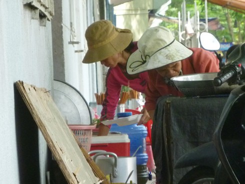 Đà Nẵng: Kinh hãi hốt cơm đổ giữa đường bán cho khách! - ảnh 10