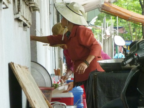 Đà Nẵng: Kinh hãi hốt cơm đổ giữa đường bán cho khách! - ảnh 11