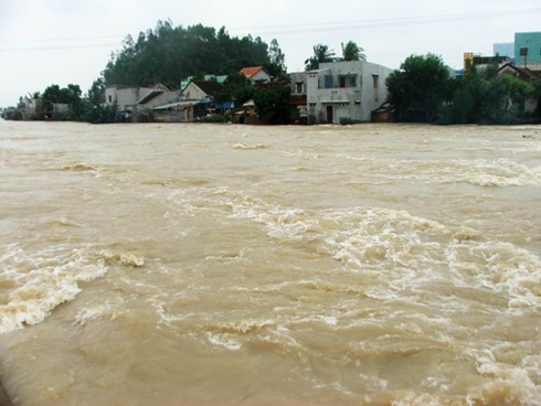Quảng Nam: Bị lũ cuốn mất tích khi tìm đồng nghiệp bị lũ cuốn trôi - ảnh 1