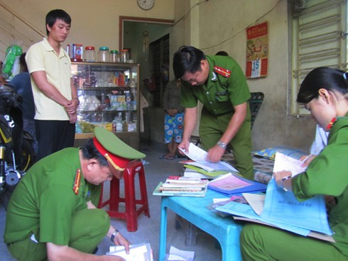 Nhân viên photocopy giở chiêu làm giả con dấu tài liệu - ảnh 2