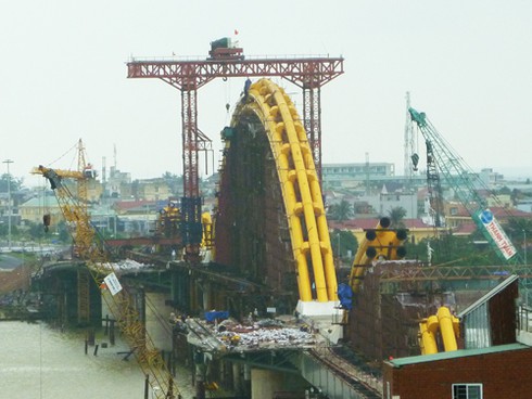 Cầu Rồng có nguy cơ mất nhịp thi công do khó khăn về vốn - ảnh 1