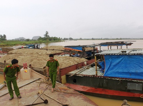 Khai thác cát trái phép xâm phạm đường dây tải điện - ảnh 1