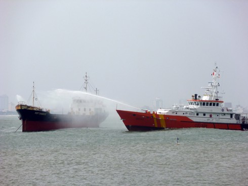 Tàu chở 2.000 tấn xi măng bốc cháy dữ dội trên biển Đà Nẵng - ảnh 1